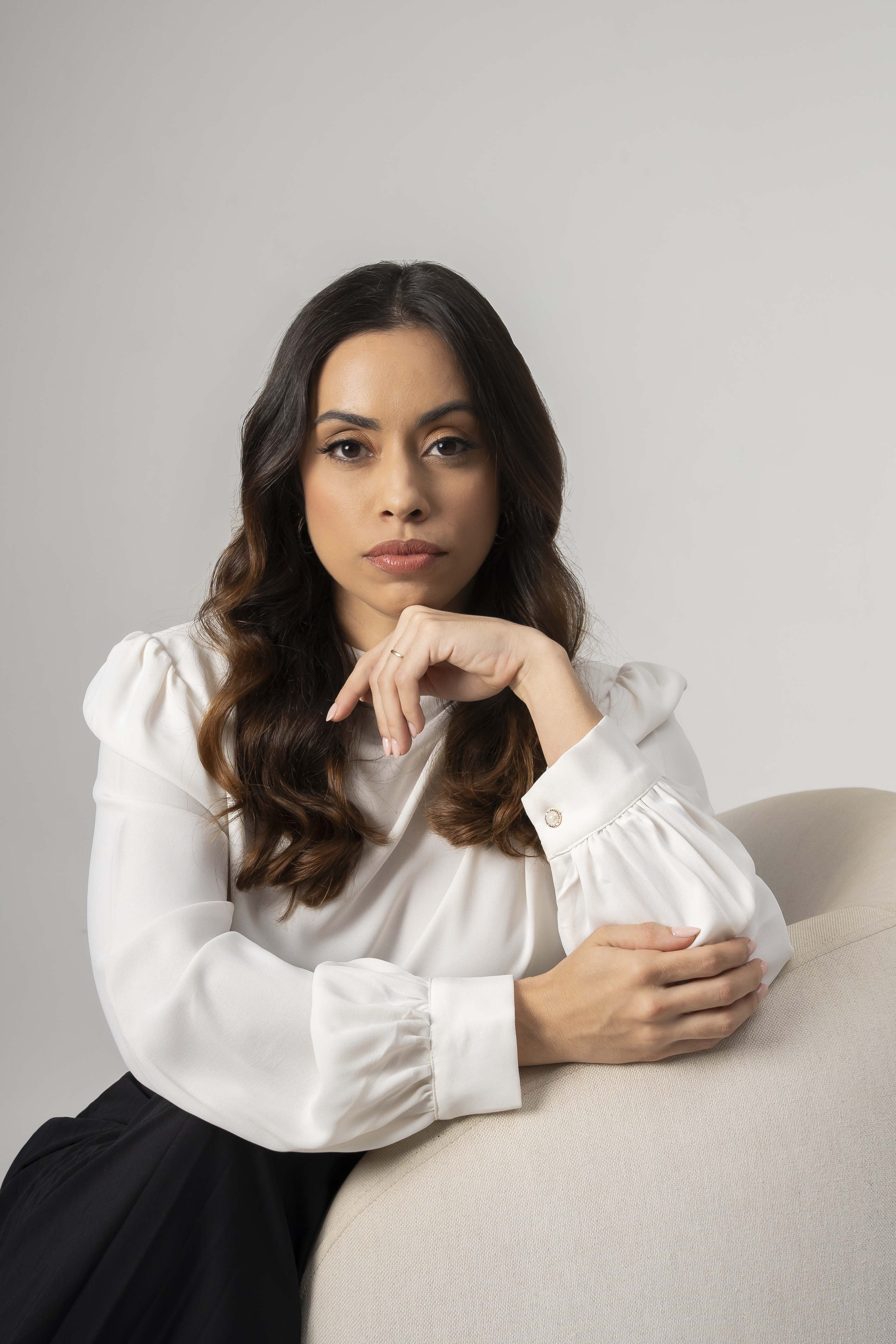 Dra. Aline Pedrosa, médica de psiquiatria online para todo o Brasil, em expressão atenta e acolhedora